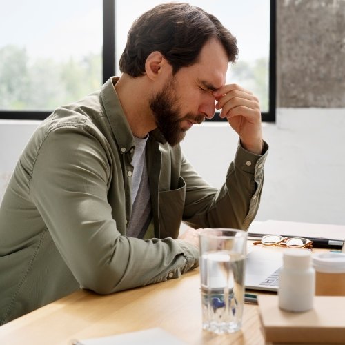 uomo con problemi di salute che si tiene la testa